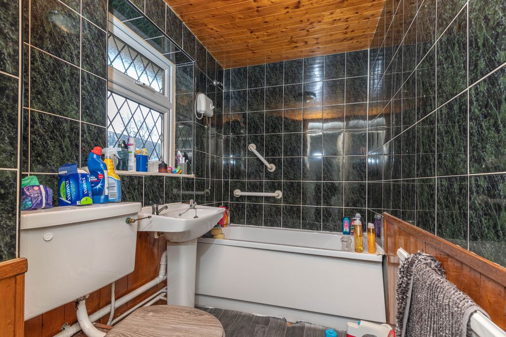 Additional image 8 of 2 bed flat for saleHeckmondwike Road, Dewsbury WF13