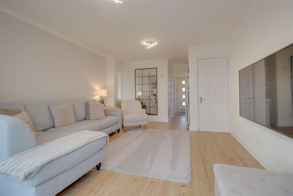 Property photo 1 of 18 34 Roding Way-3.Jpg