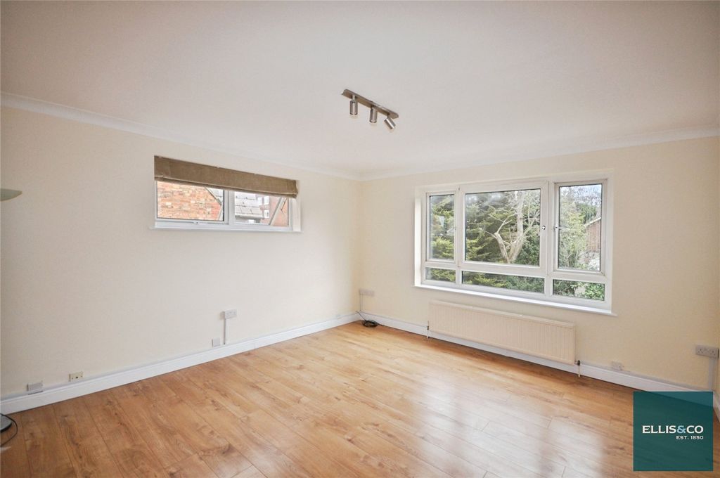 Property photo 2 of 8 Picture No. 14