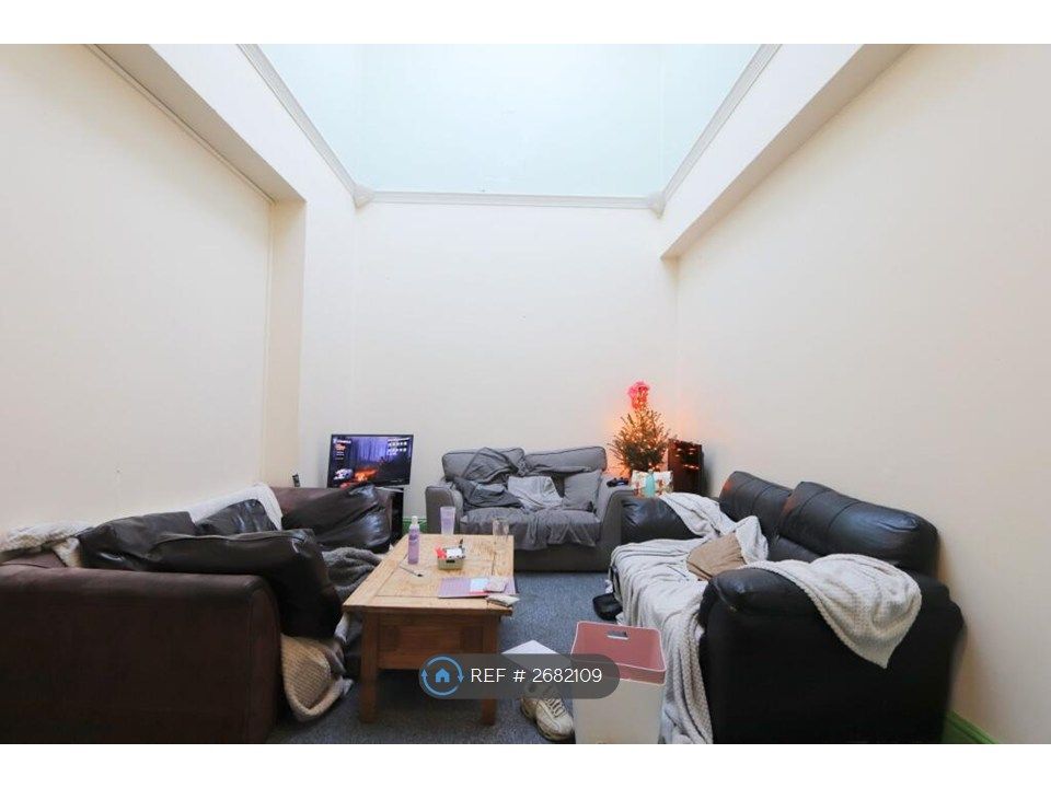 Property photo 3 of 6 Lounge