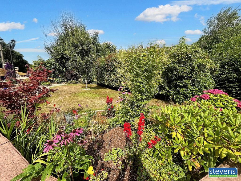 Property photo 2 of 43 Image00016