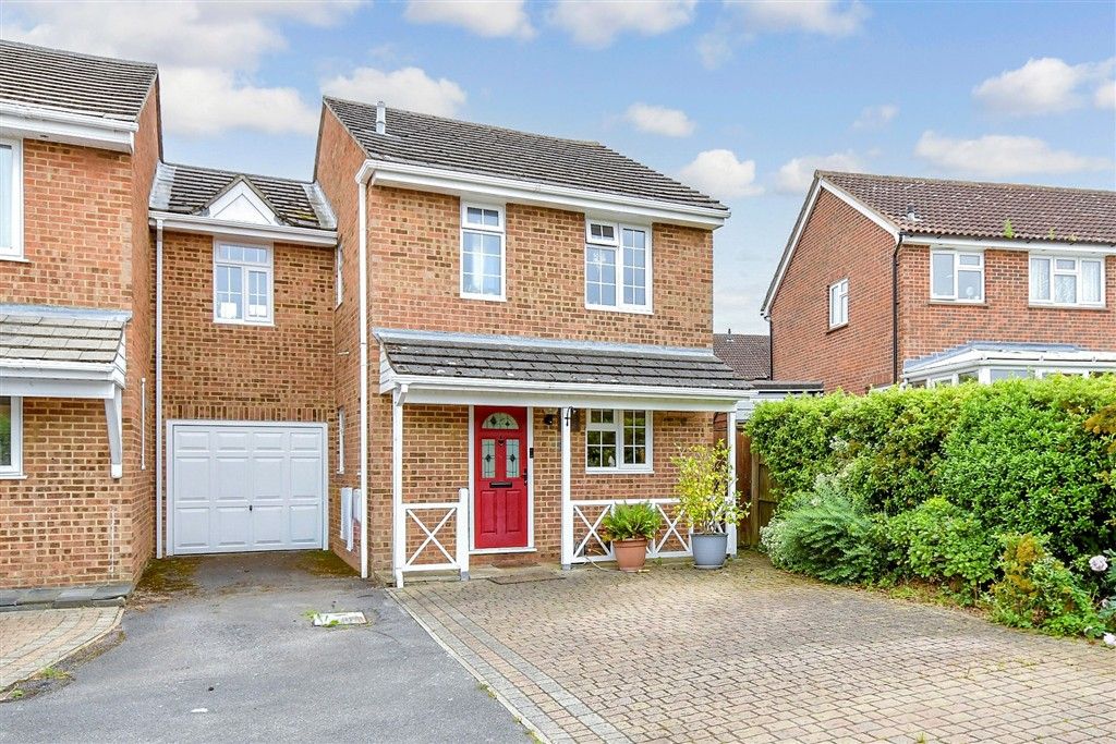 4 bed link detached house for saleEmbassy Close, Gillingham, Kent ME7