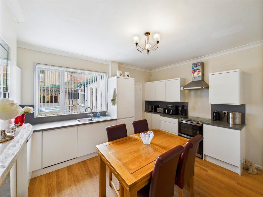 Property photo 3 of 18 Kitchen