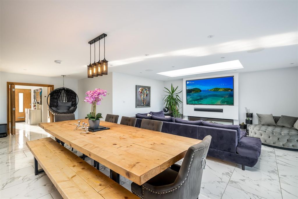 Property photo 3 of 25 241121 - 57 The Close, Thurleigh - 21.Jpg