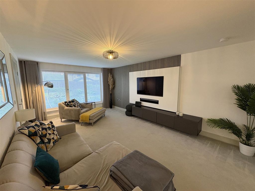 Property photo 3 of 37 Lounge