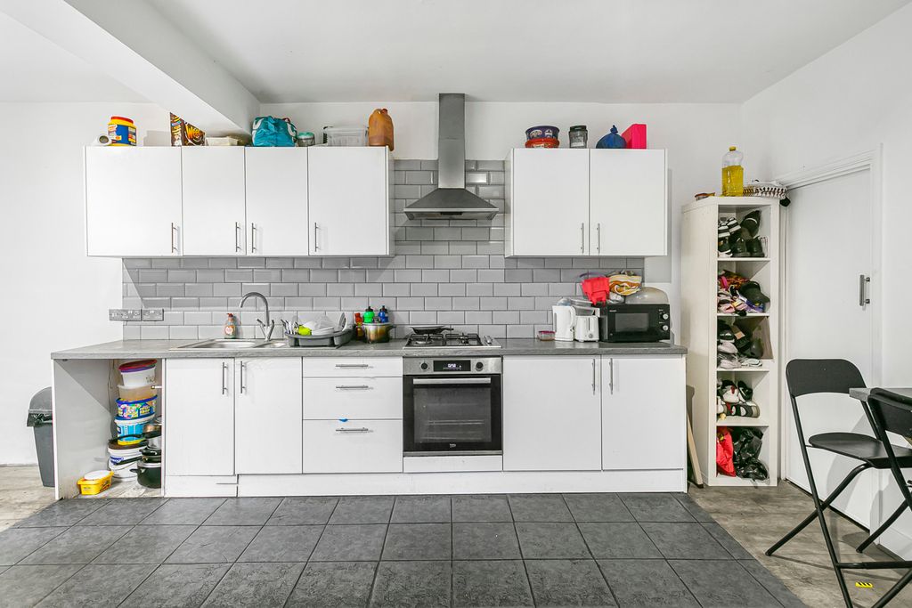 Property photo 3 of 12 Kitchen