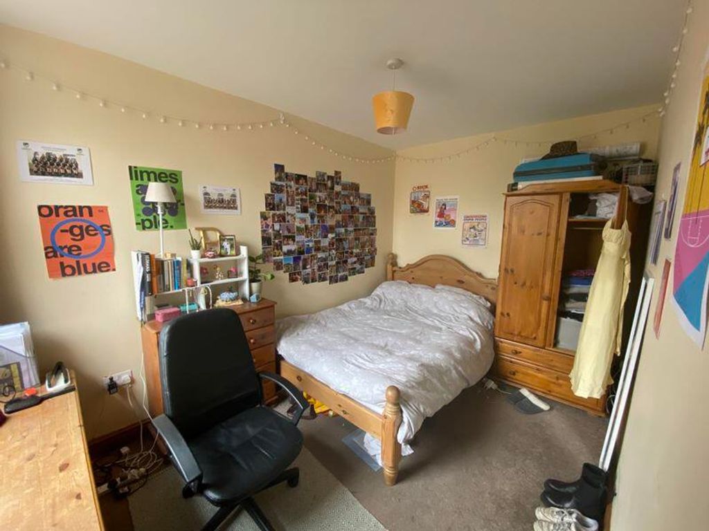 Property photo 3 of 10 A Cozy And Inviting Double Bedroom With Personal T...