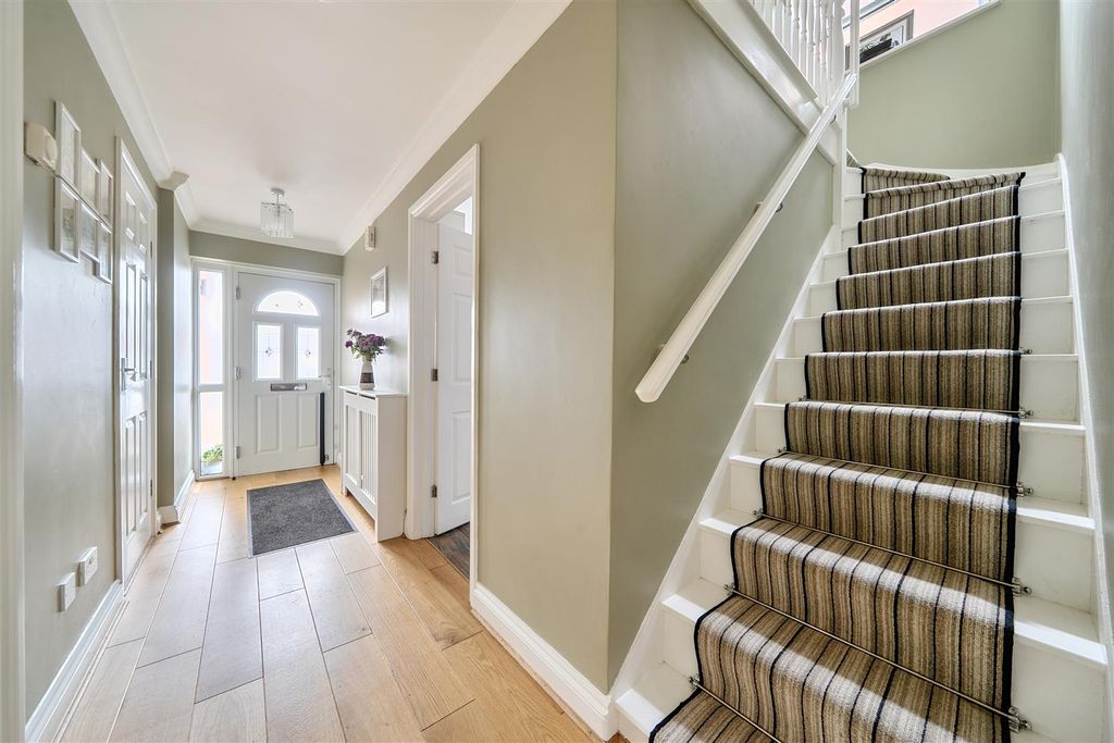 Property photo 3 of 18 Entrance Hall.Jpg