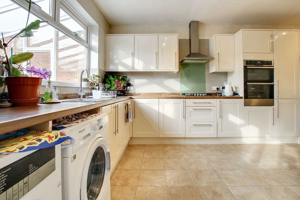 Property photo 2 of 32