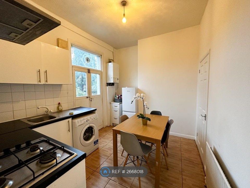 Property photo 3 of 15 Kitchen