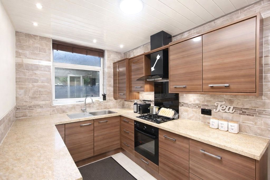 Property photo 3 of 9 Kitchen