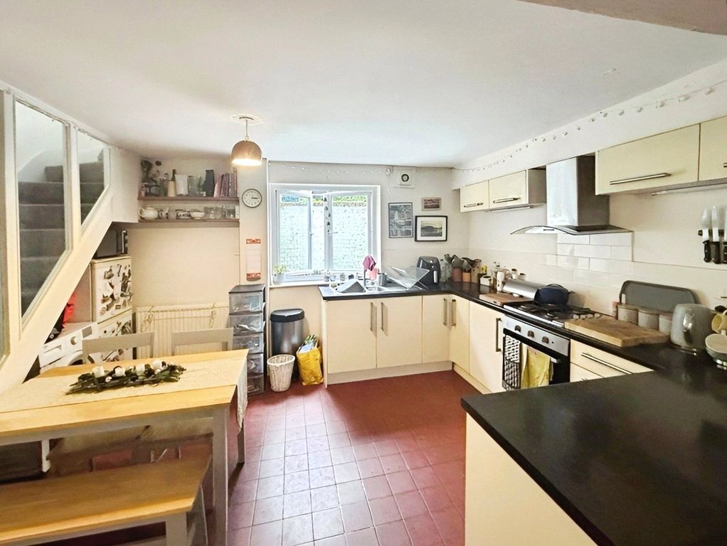 Property photo 3 of 10 Kitchen