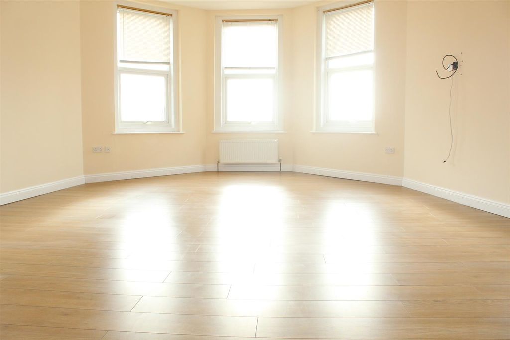 Property photo 2 of 9 Lounge / Diner