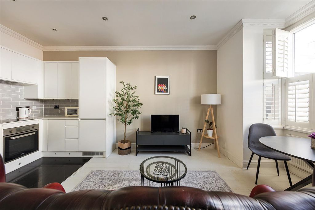 Property photo 2 of 28 Ferndale Avenue, E17