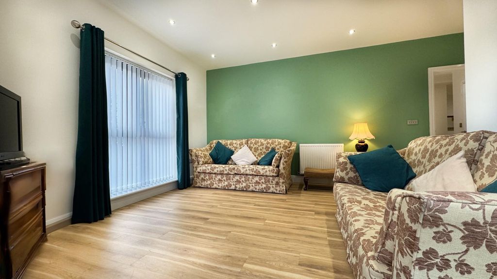 Property photo 3 of 9 Lounge