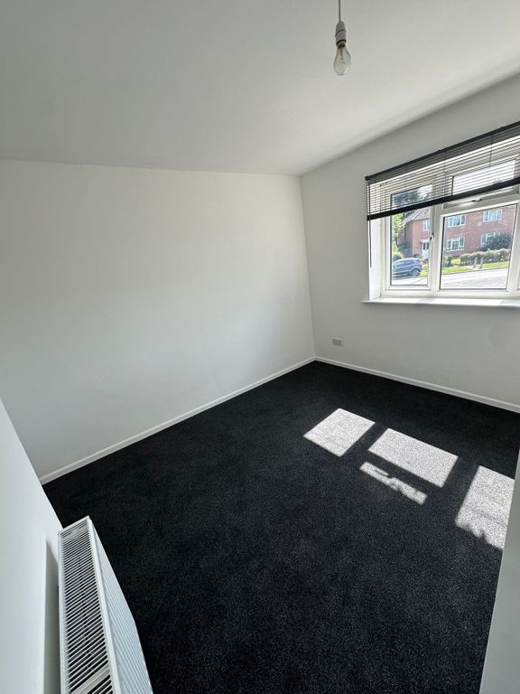 Property photo 3 of 15 Bright Double Bedroom With Fresh White Walls And A...