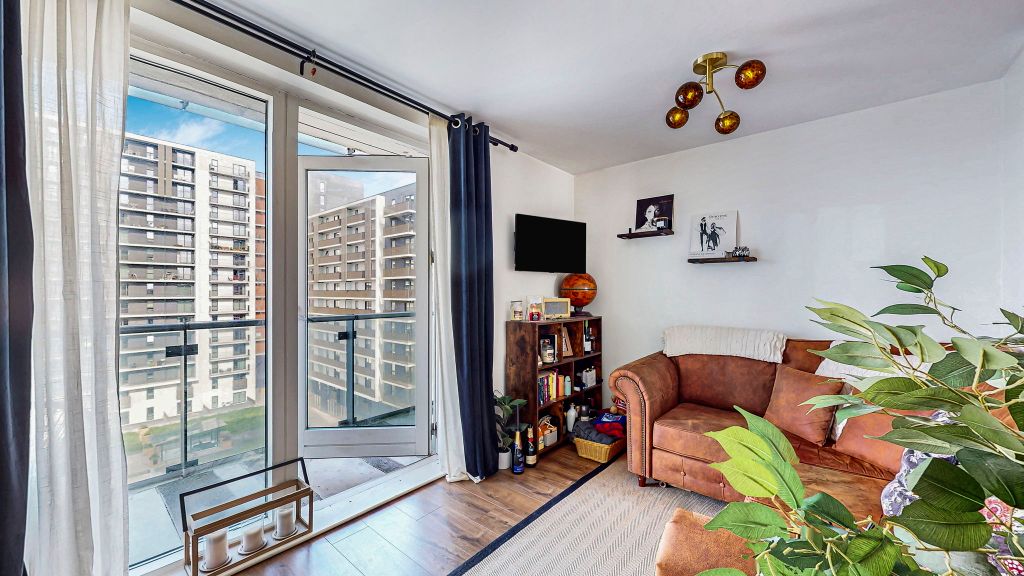Property photo 2 of 18 14-Web-Or-Mls-354 Meadowside Quay Walk Flat 7.7_32