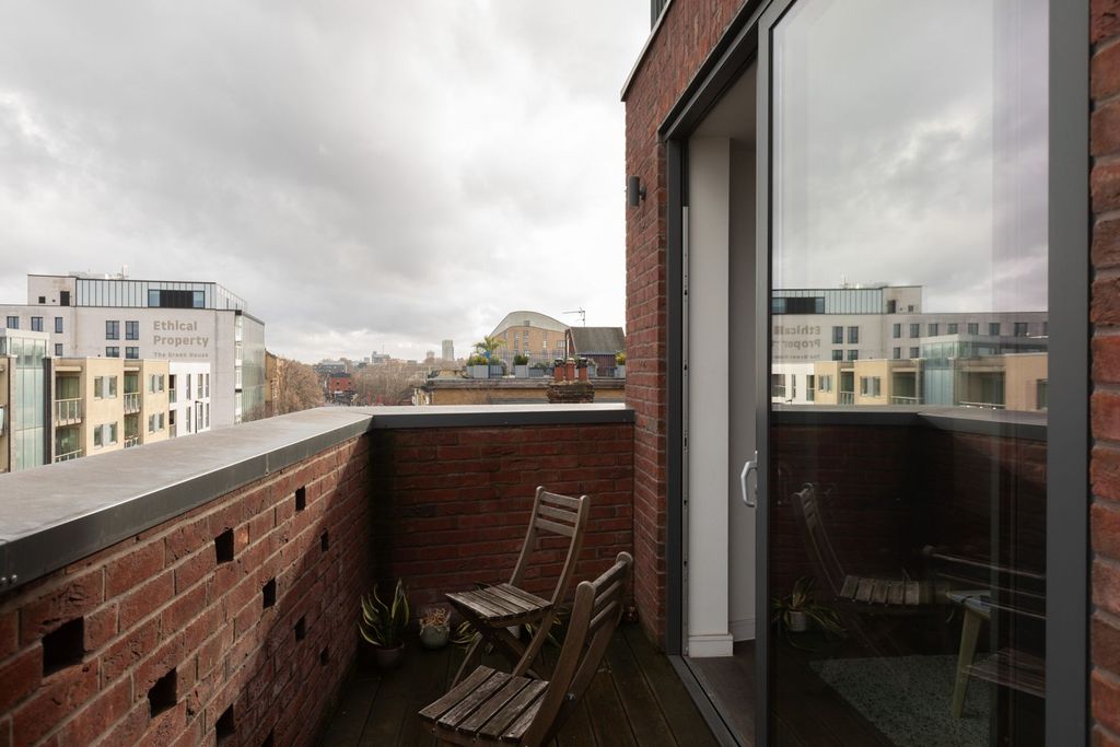 Property photo 2 of 16 Cambridge Heath Road E2