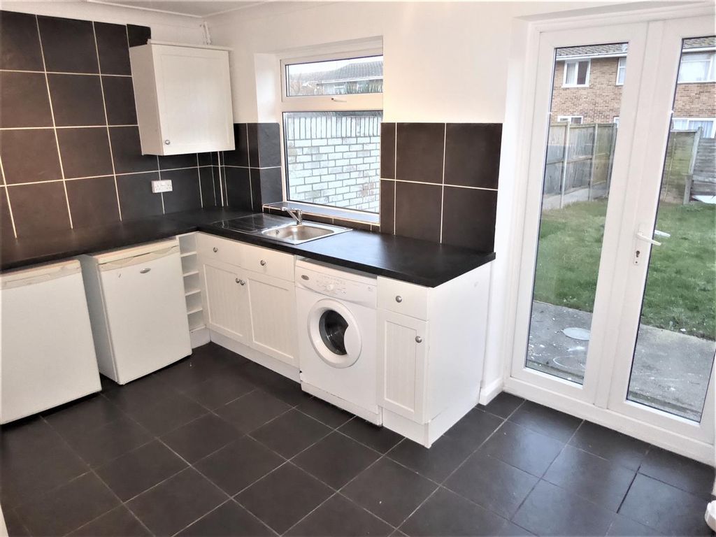 Property photo 3 of 10 43 Wrenthamkitchen.Jpg