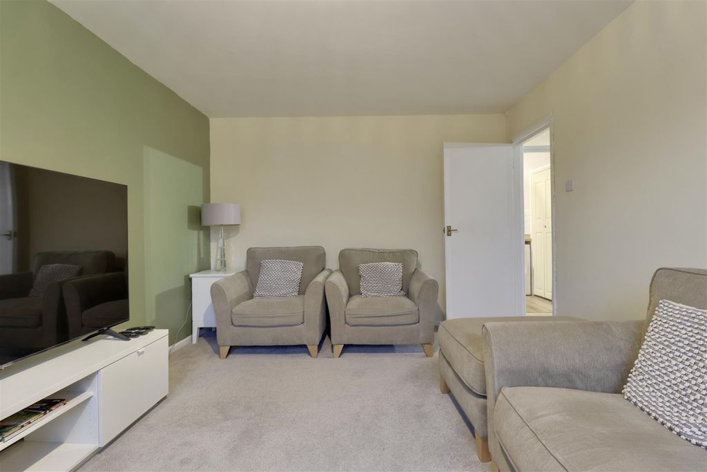 Property photo 3 of 16 1A8674F6-A14B-49D3-98Dd-9688F4031C35_1_201_A.Jpeg