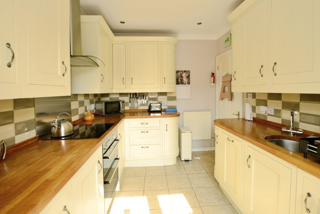 Property photo 3 of 17 Kitchen