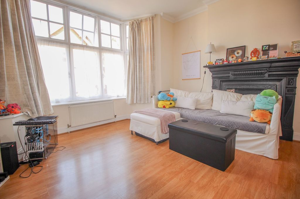 Property photo 3 of 6 Lounge