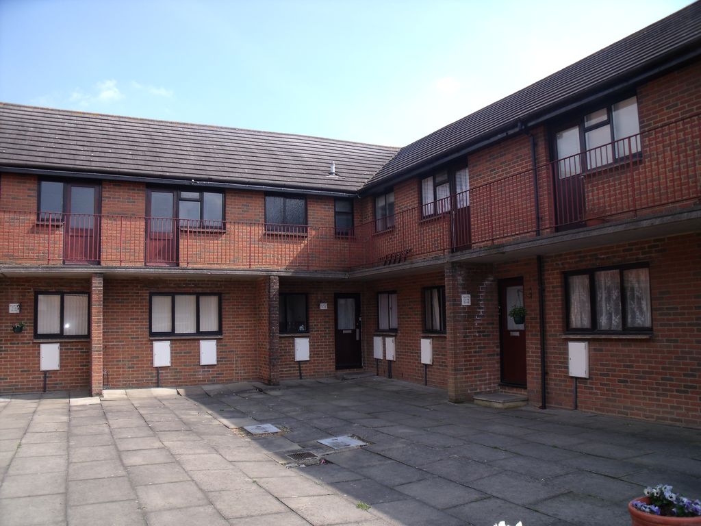 Property photo 1 of 8 1 Bedroom Flat For Rent With Parking