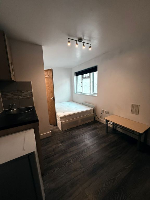 Property photo 1 of 5 Small Size Bedsit/Studio For Single Working Person- Ilford