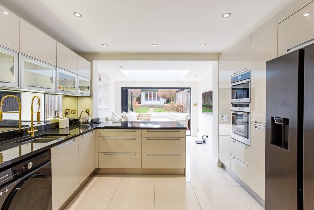 Property photo 3 of 20 Kitchen