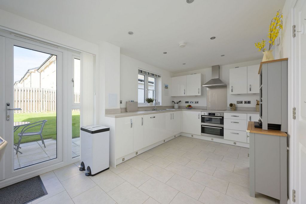 Property photo 3 of 35