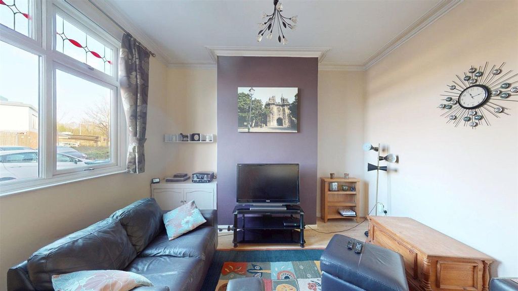 Property photo 2 of 15 Lounge