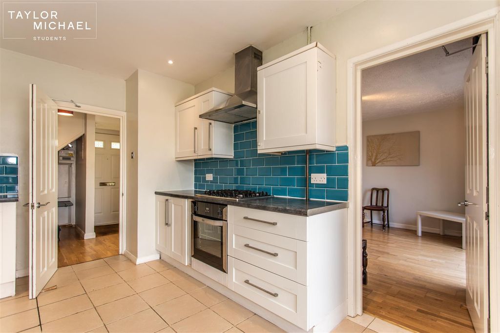 Property photo 3 of 25 Kitchen
