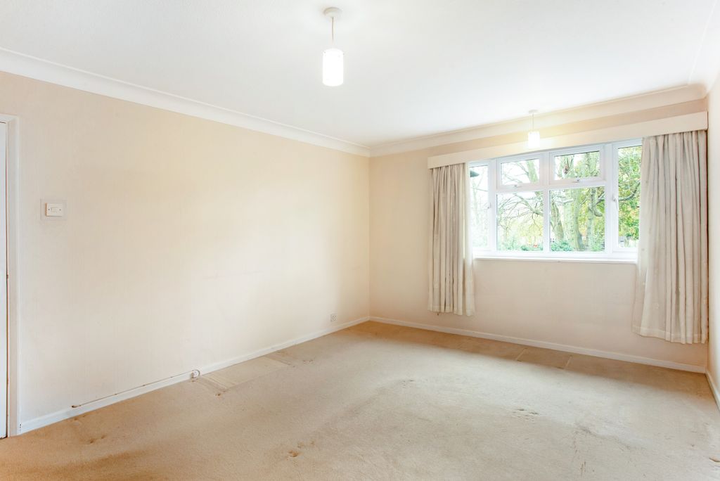 Property photo 3 of 16 32 Linden Close Fpz2