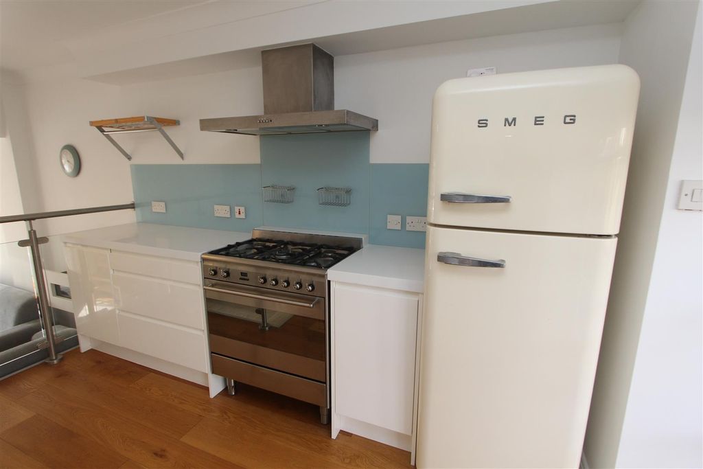 Property photo 3 of 12 Kitchen1.Jpg