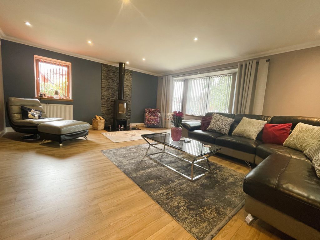 Property photo 3 of 19 Lounge A.Jpg