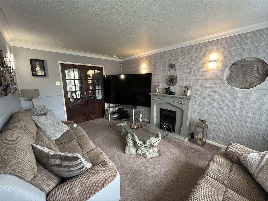 Property photo 3 of 23 Lounge