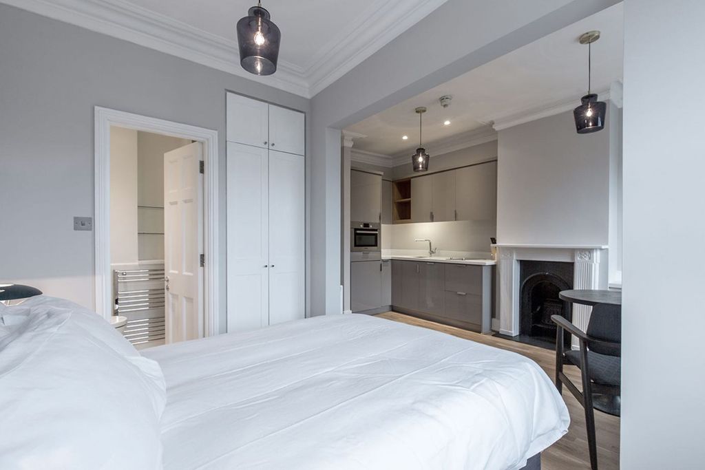 Property photo 1 of 19 Bedroom