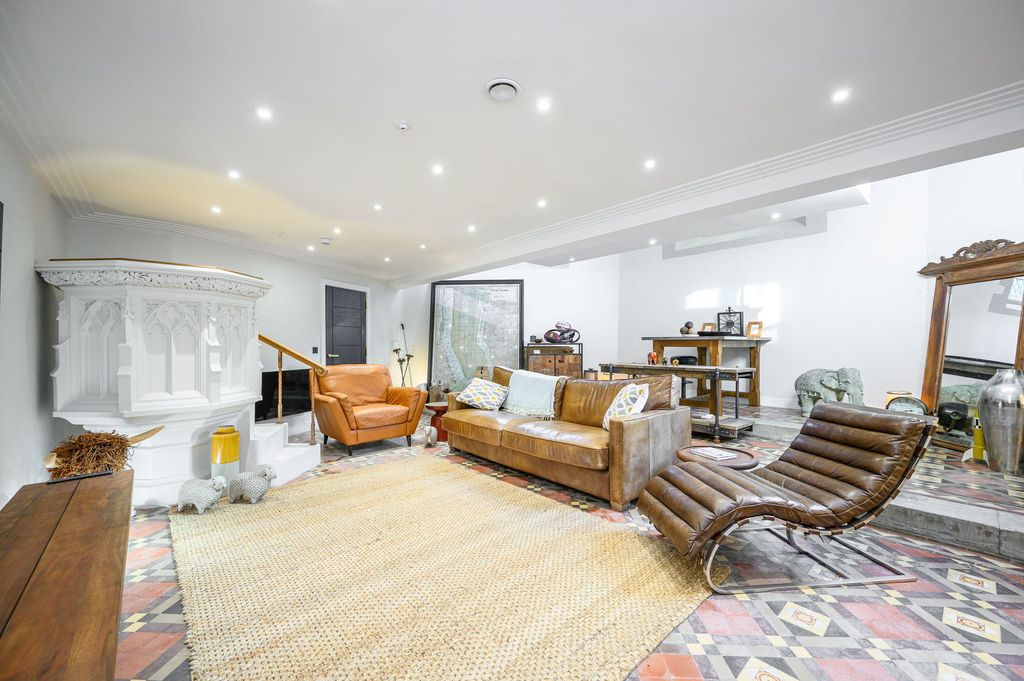 Property photo 3 of 39