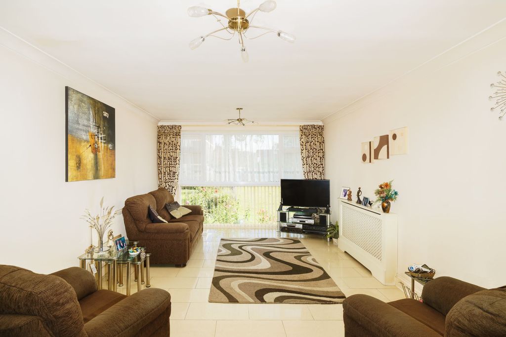 Property photo 2 of 12 Lounge