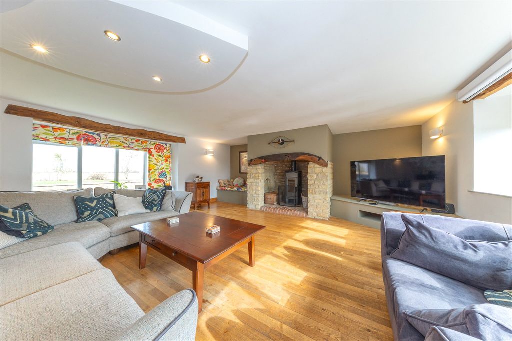 Property photo 3 of 29 Sitting Room