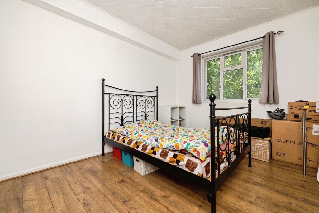 Property photo 2 of 8 Bedroom