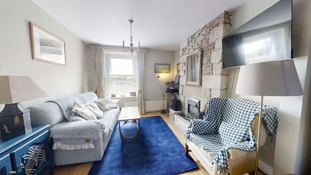 Property photo 2 of 17 Montacute-House-Victoria-Place-Portland-Dorset-UK-05052026_142925