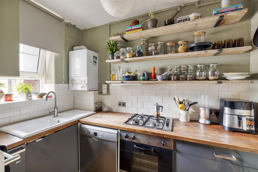 Property photo 2 of 26 Pembury Road, E5