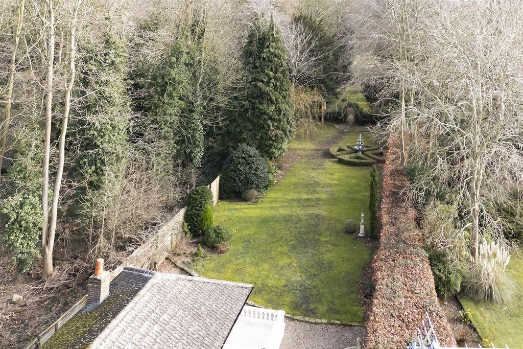 Property photo 3 of 31 Location