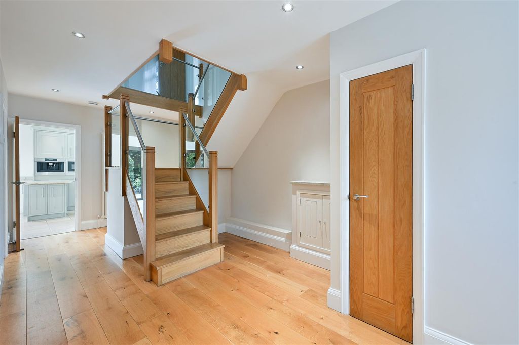 Property photo 2 of 20 Longdown Lane North, 2- (7).Jpg