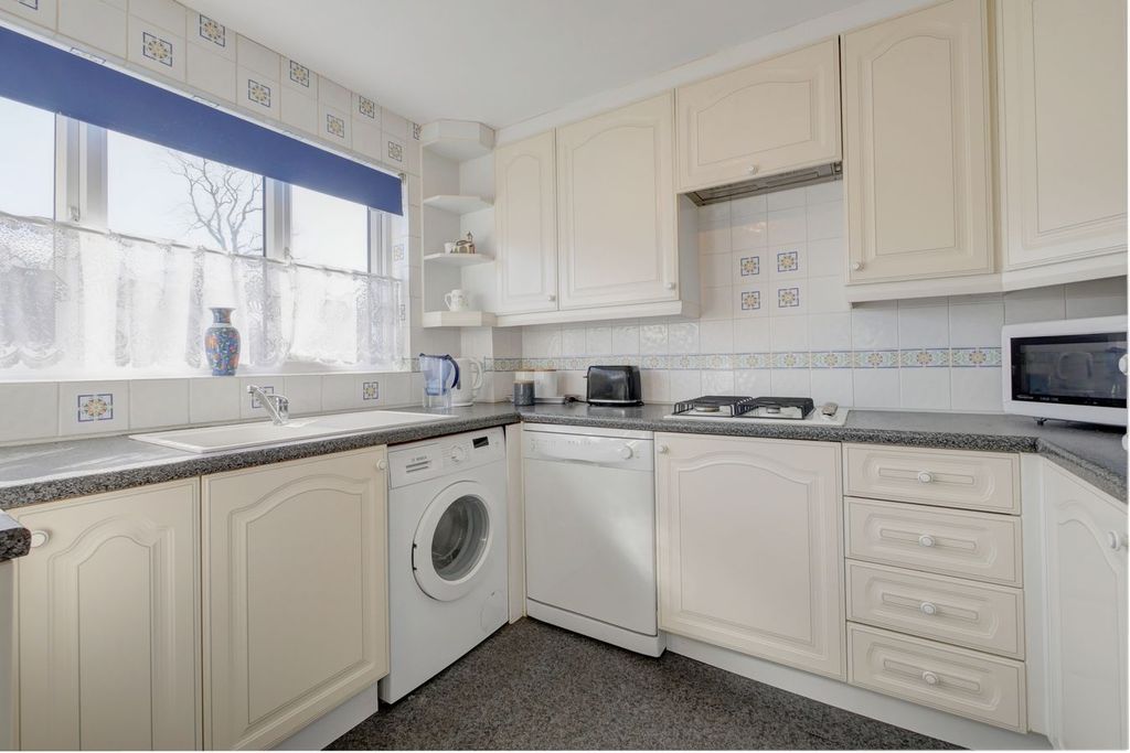 Property photo 3 of 32
