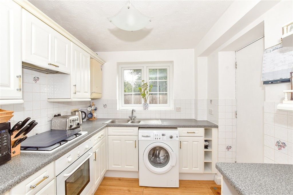 Property photo 3 of 9 Kitchen