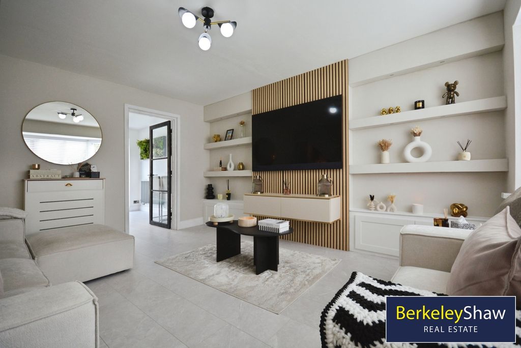 Property photo 3 of 21 Living Room