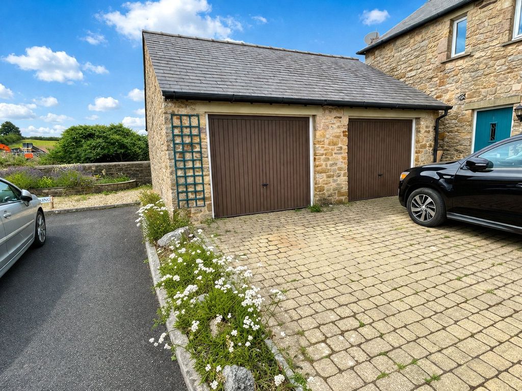 Property photo 3 of 18 Garage &amp; Parking