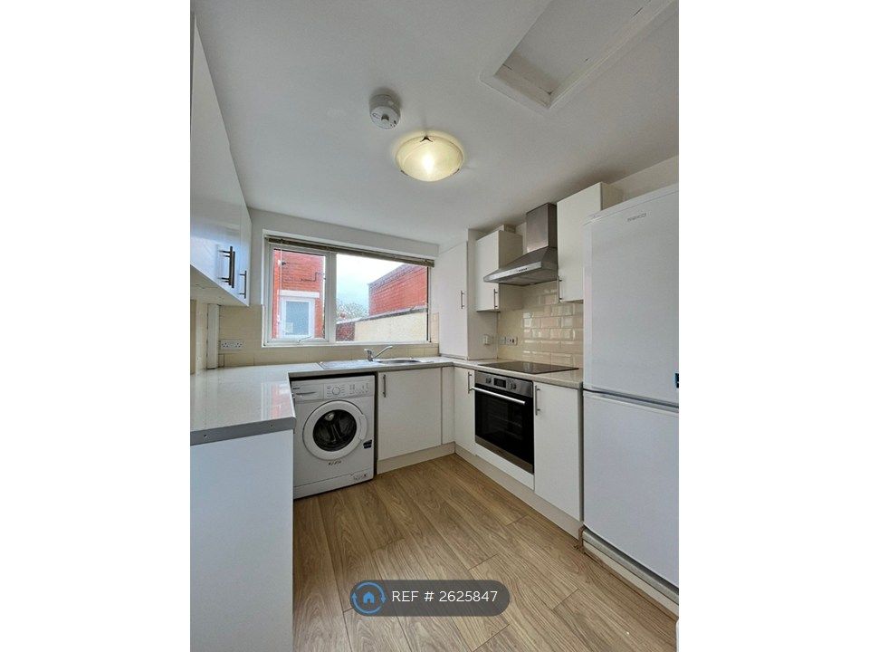 Property photo 3 of 17 Kitchen